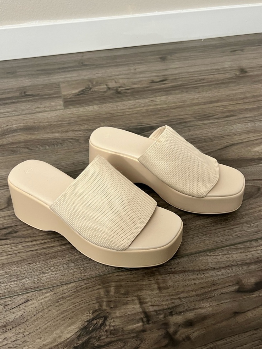 Y2K Style Platform Slide Mules in Cream NWOT | Women Size 6.5